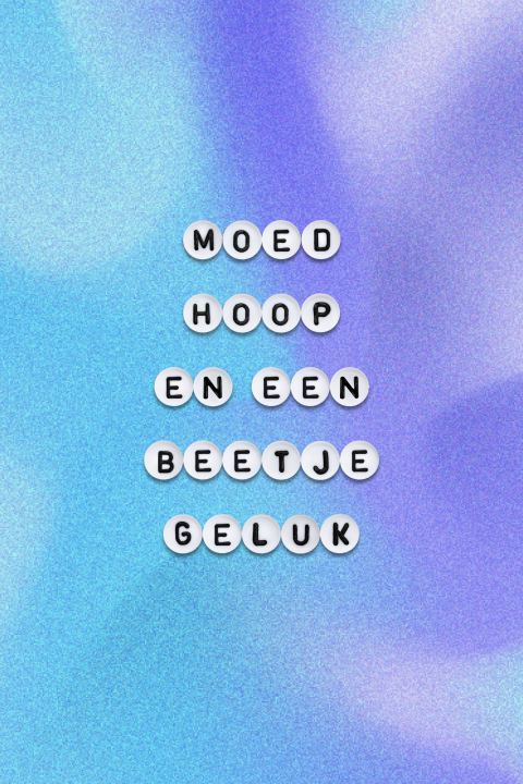 Wenskaart met letterkralen en de tekst moed, hoop, geluk