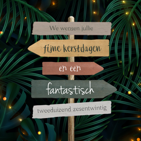 Wegwijzer kerstkaart met tekst op houten bordjes