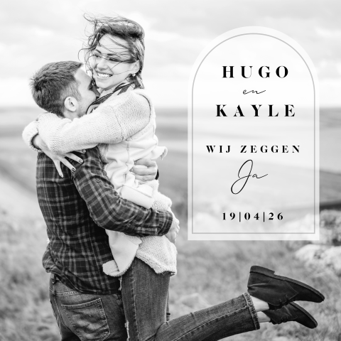 Fotokaart huwelijksuitnodiging in zwart wit met boogvorm kader