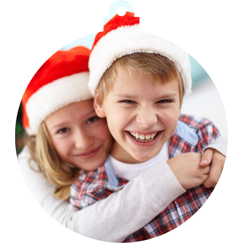 Originele kerstkaart in de vorm van een kerstbal met persoonlijke foto