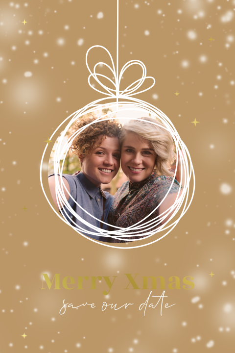 Luxe en sprankelende kerstkaart met kerstbal met eigen foto en sneeuw