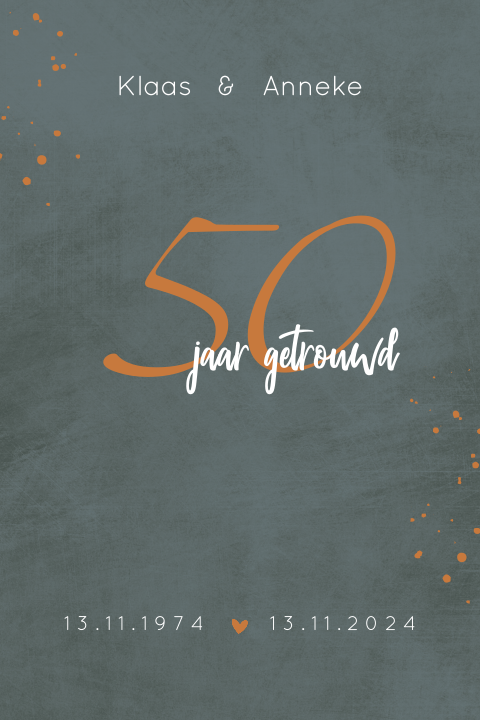 Rustige uitnodiging 50 jaar getrouwd met betonlook achtergrond