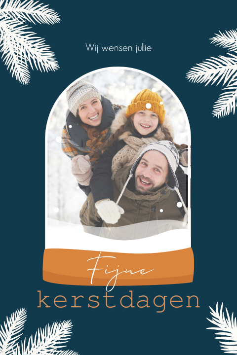 Sneeuwbol met foto kerstkaart en winterse kersttakken