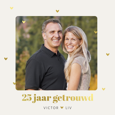 Uitnodiging 25-jarig huwelijk met foto en hartjes in foliedruk