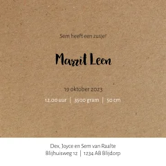 Silhouet geboortekaartje voor een zusje op karton achtergrond