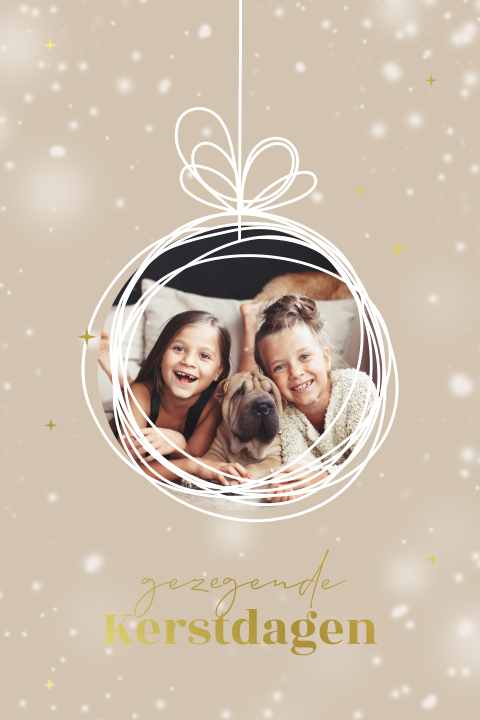 Foto kerstkaart met kerstbal, sneeuw en goudfolie