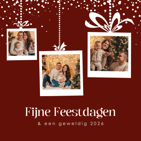 Foto kerstkaart met cadeaus met strik en sneeuw