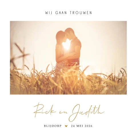 Foto trouwkaart met sierlijke letters en klein hartje