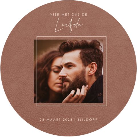 Stijlvolle trouwkaart in ronde vorm met foto en lederlook