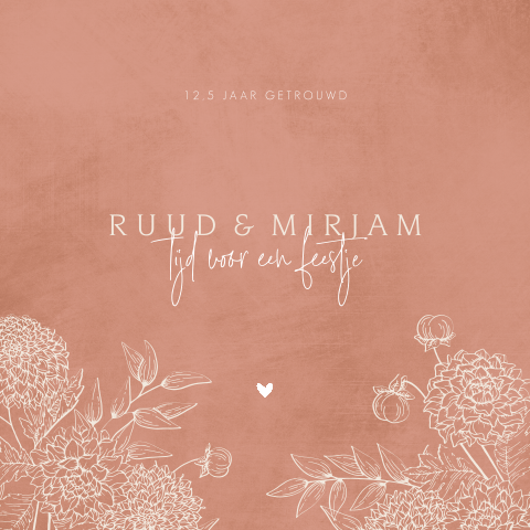 Hippe jubileumkaart 12,5 jaar met getekende bloemen