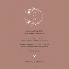 Stijlvolle trouwkaart met karton en bloemenkrans