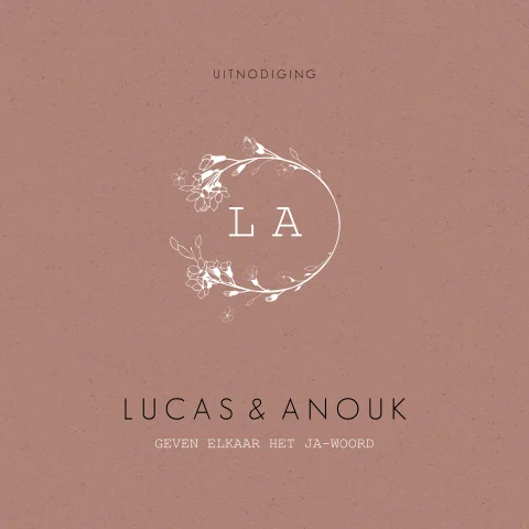 Stijlvolle trouwkaart met karton en bloemenkrans