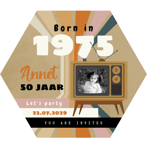 Retro verjaardag uitnodiging bijzondere vorm met tv en foto