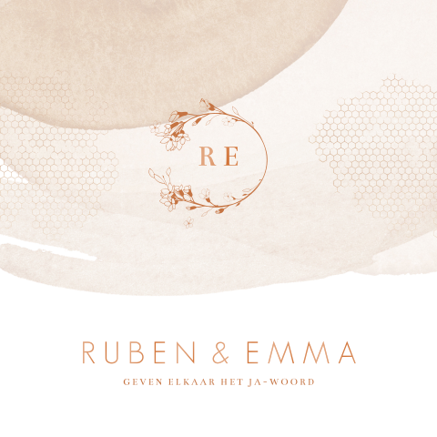 Hoogglans trouwkaart met initialen in cirkel en droogbloemen