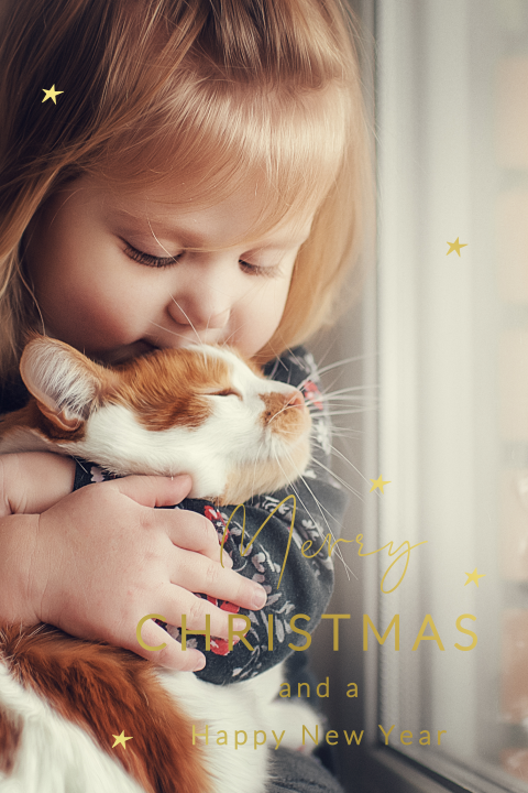 Kerstkaart met meisje die haar kat knuffelt