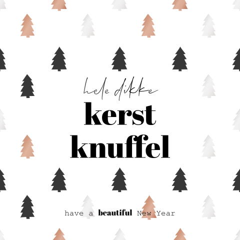 Een leuke kerstkaart met kleine kerstboompjes en een kerstknuffel