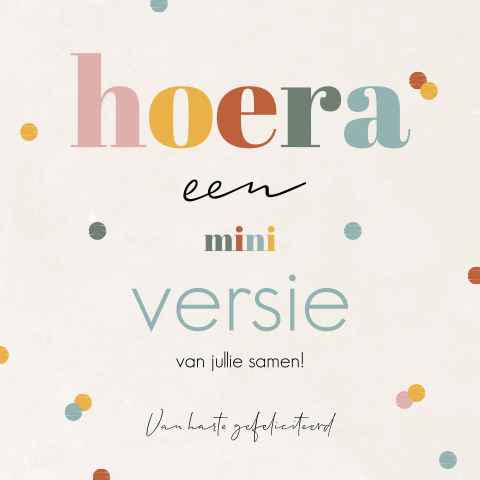 Geboorte felicitatiekaart met "Hoera een mini versie" en confetti