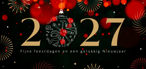 Zakelijke kerstkaart met bouw kerstbal en jaartal met vuurwerk