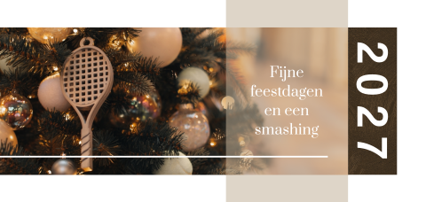 Zakelijke nieuwjaarskaart met kerstboom en tennis padel racket