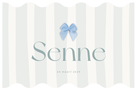 Geboortekaartje voor een jongen met golvende vorm, strepen en strikje