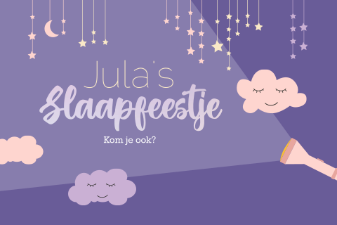 Slaapfeestje uitnodiging met wolken, sterren en zaklamp met foliedruk