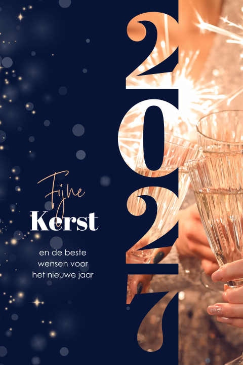 Zakelijke kerstkaart met jaartal, sparkles en proostende glazen
