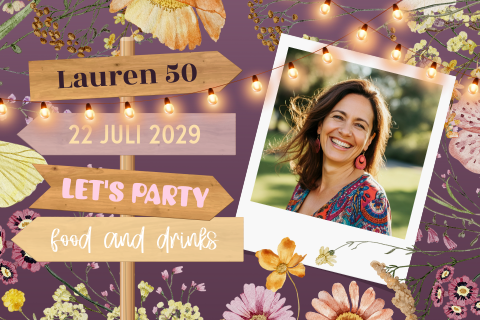 Houten wegwijzer uitnodiging 50 jaar met foto, bloemen en lampjes