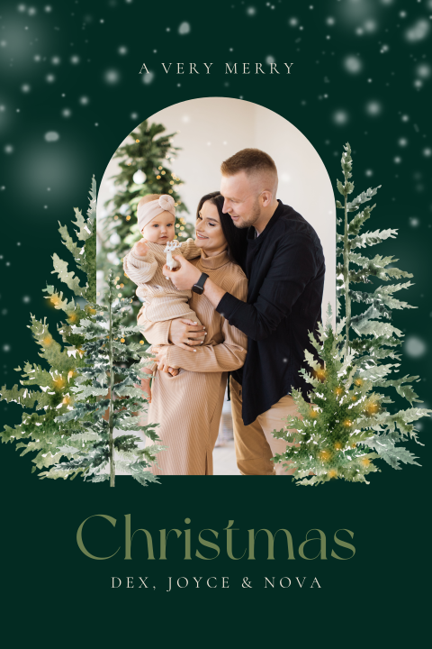 Stijlvolle kerstkaart met foto in een boogkader, kerstbomen en sneeuw