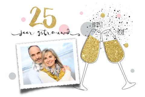 Vrolijke jubileumkaart 25 jaar met glazen champagne en confetti