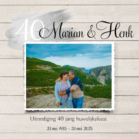 Uitnodigingskaart met houtachtergrond jubileum 40 jaar 