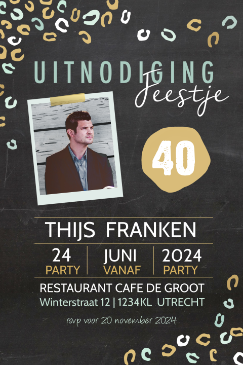 Moderne verjaardagsuitnodiging voor een man met foto en krijtbord