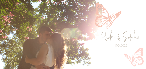 Romantische trouwkaart met een foto en vlinders