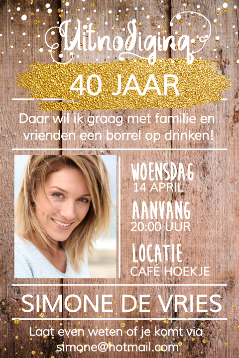 Stoere uitnodigingskaart met foto op houten achtergrond