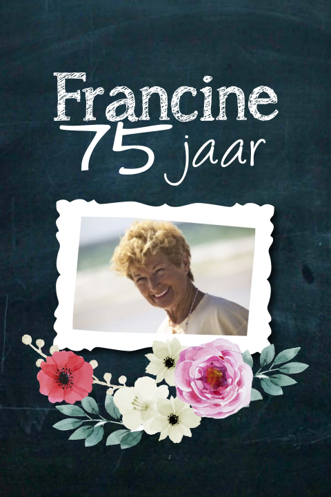 Stijlvolle uitnodiging 75 jaar met krijtbord en bloemen
