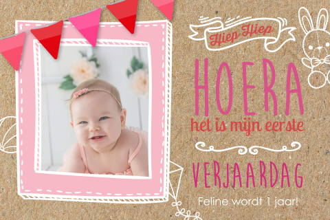 Feestelijke verjaardagskaart met kraftachtergrond en roze vlaggetjes