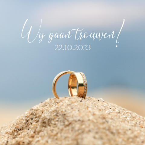 Trouwkaart strandbruiloft met ringen in zand