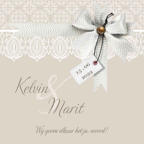 Romantische trouwkaart in taupe met kant en strik
