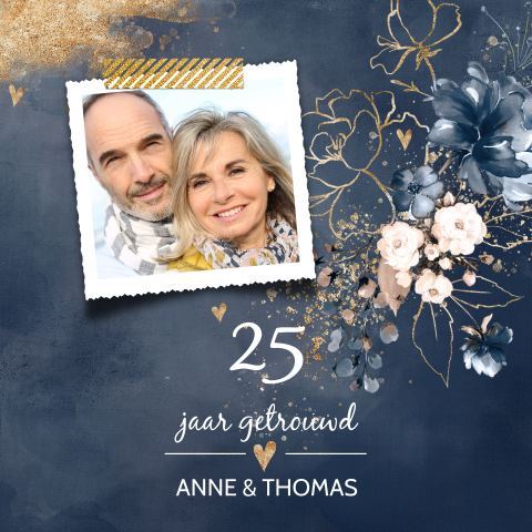 Stijlvolle jubileum uitnodiging 25 jaar getrouwd met bloemen en foto