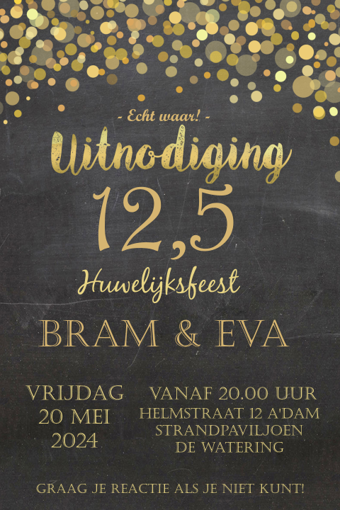 Stijlvolle uitnodiging 12,5 jaar met goudlook confetti op krijtbord