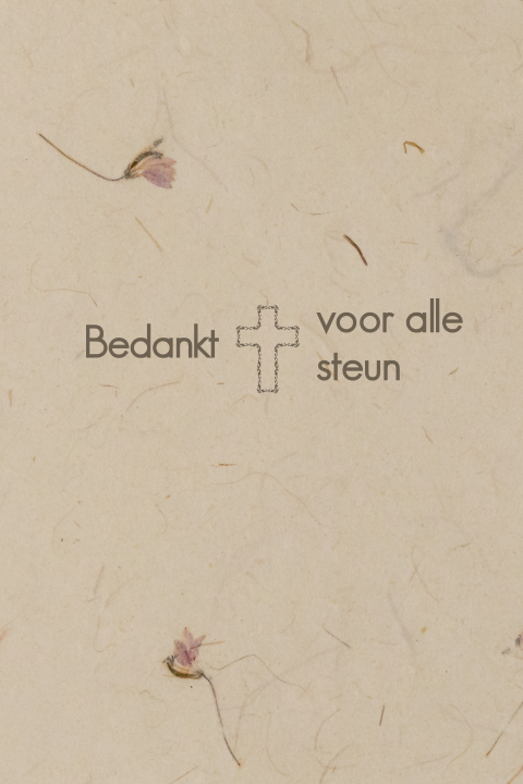Rouwbedankkaart met kruis en bloemen op kraftlook