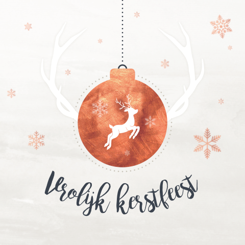 Feestelijke kerstkaart met kerstbal