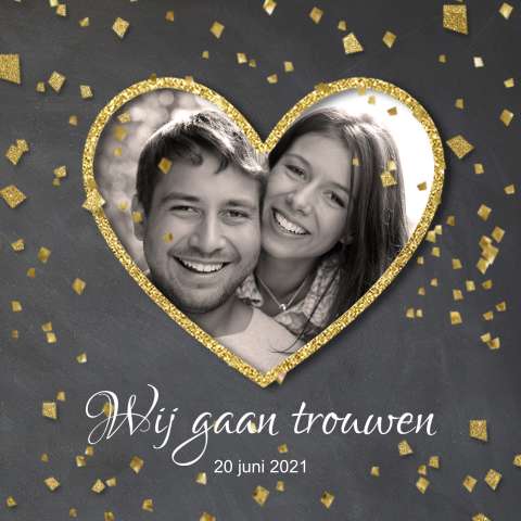 Stoere krijtbord-trouwkaart met goudkleurige confetti
