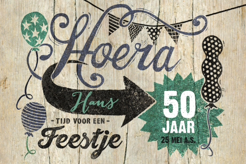 Uitnodiging 50 jaar met slingers, ballon en hout