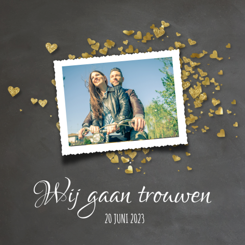 Stijlvolle trouwkaart met foto en goudkleurige hartjes