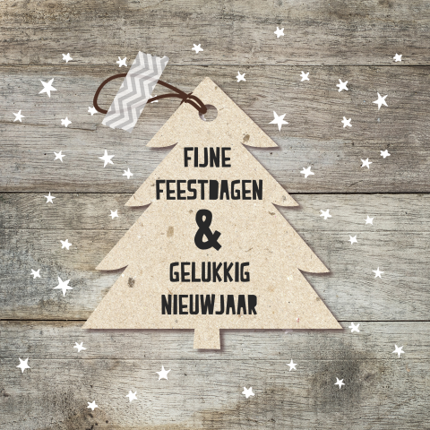 Stoere kerstkaart met kerstboomlabel op hout