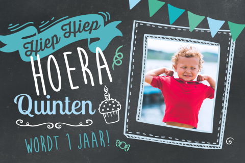 Hippe verjaardagskaart met krijtbord, slingers en foto kader