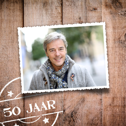 Verjaardagskaart voor 50 jaar met foto op houten achtergrond
