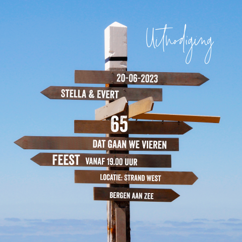 Uitnodiging verjaardag met houten wegwijzer op blauwe lucht