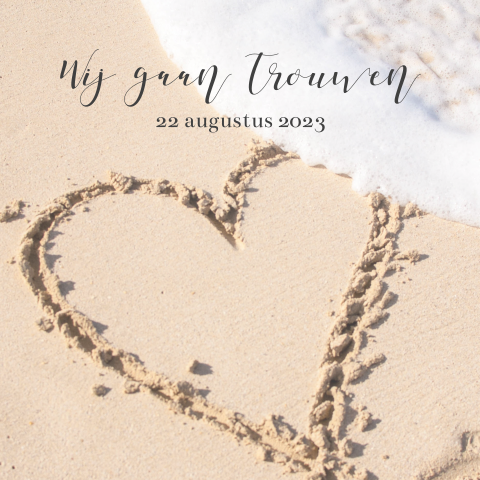 Strand trouwkaart met hart op het zand