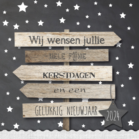 Stoere kerstkaart met houten wegwijzer en sterren op krijtbord